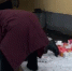 Пара пенсионеров залезла в мусорку у супермаркета ради просроченных продуктов в Воронеже - Bloknot-Voronezh.Ru