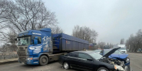 Водитель легковушки попала в больницу после массовой аварии с грузовиком в Воронеже - Обозреватель.Врн