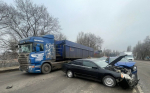 Водитель легковушки попала в больницу после массовой аварии с грузовиком в Воронеже