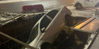 В Воронеже машина провалилась в строительный котлован на Остужева - Комсомольская Правда