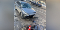 В Воронеже иномарка, уходя от столкновения, врезалась в препятствие: есть пострадавшие - TV-Gubernia.Ru