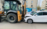 Водитель Audi Q3 врезался в экскаватор на Иркутской в Воронеже