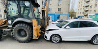 В Воронеже Audi влетела под трактор: есть пострадавший - ГТРК Воронеж