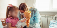 «Общается и смеётся». Как чувствует себя оставленная матерью 3-летняя девочка в Воронеже - ГТРК Воронеж