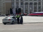 Бабушка-регулировщица устроила коллаборацию с ГИБДД в день Первомая