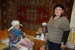 Председатель районного Совета ветеранов Валентина Пашкова поздравила героиню публикации с вековым юбилеем