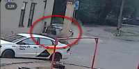 Врезавшийся на легковушке в здание воронежец скрылся с места ДТП - ГТРК Воронеж