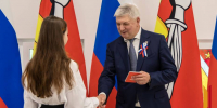 Губернатор Александр Гусев вручил паспорта 16 воронежским школьникам в День России - РИА Воронеж