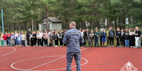 Сотрудники Росгвардии провели утреннюю физическую зарядку в лагере в рамках акции «Каникулы с Росгвардией» - Росгвардия