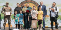 В День семьи, любви и верности губернатор Воронежской области вручил многодетным семьям госнаграды - ВестиПК в Воронеже