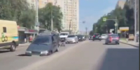 Дыра «слопала» автомобиль на ямочной улице в Воронеже - Bloknot-Voronezh.Ru