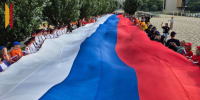 В День Государственного флага на дамбе Чернавского моста воронежцы развернули 100-метровый триколор - РИА Воронеж