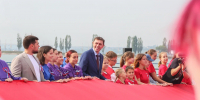 Стометровый триколор развернули на дамбе Чернавского моста в Воронеже в День флага - TV-Gubernia.Ru