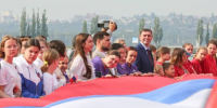 Глава Воронежа Сергей Петрин принял участие в развертывании 100-метрового флага Российской Федерации - ВестиПК в Воронеже