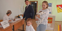 В Лисках ветеран СВО пришел на избирательный участок со всей семьей - РИА Воронеж