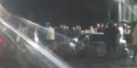Толпа устроила дикие пляски под трек украинского певца, осудившего СВО, у воронежского клуба - МОЁ! Online