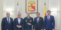 Сергей Петрин вручил памятные знаки «Воронеж – город воинской славы» - ГТРК Воронеж