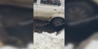 Воронежцы сняли на видео провалившуюся в яму машину - ГТРК Воронеж