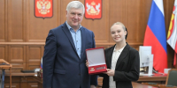 Александр Гусев наградил Ангелину Мельникову почетным знаком «Благодарность от земли Воронежской» - Комсомольская Правда