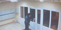 Мужчина загадочно пробрался в квартиру троих девушек среди ночи (ВИДЕО) - МОЁ! Online