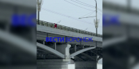Очевидцы и сотрудники СК спасли девушку от падения с Чернавского моста в Воронеже - ГТРК Воронеж