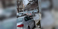 Две машины провалились в новую яму на Циолковского в Воронеже - ГТРК Воронеж