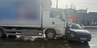 Грузовик снес кроссовер на Матросова в Воронеже - Bloknot-Voronezh.Ru