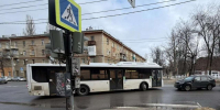 Пожилой водитель Kia Sorento пострадал в ДТП с автобусом №23 в центре Воронежа - Обозреватель.Врн