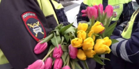 Цветочный патруль: в Воронеже полицейские поздравили женщин с наступающим праздником - РИА Воронеж