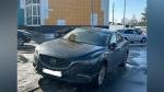 Воронежцы завалили пакетами с мусором машины, припаркованные у баков на улице Серафима Саровского