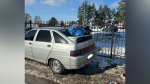 Воронежцы завалили пакетами с мусором машины, припаркованные у баков на улице Серафима Саровского