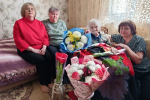 Евдокия Шушпанова с дочерьми и главой поселения Натальей Золотаревой