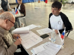 Встретились две эпохи: старейший член УИК принял голос 18-летнего избирателя в Воронежской области