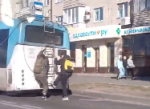 «Залез почти на крышу!» Опасная поездка на воронежском троллейбусе попала на видео